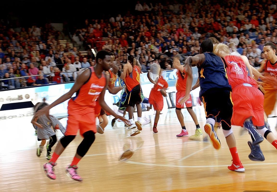 2018年WNBA季后赛：狂热与自由队巅峰对决纪实(图2)