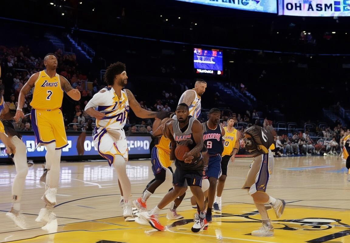湖人快船季前赛对决：巅峰对决亮点回顾与战术解析(图4)